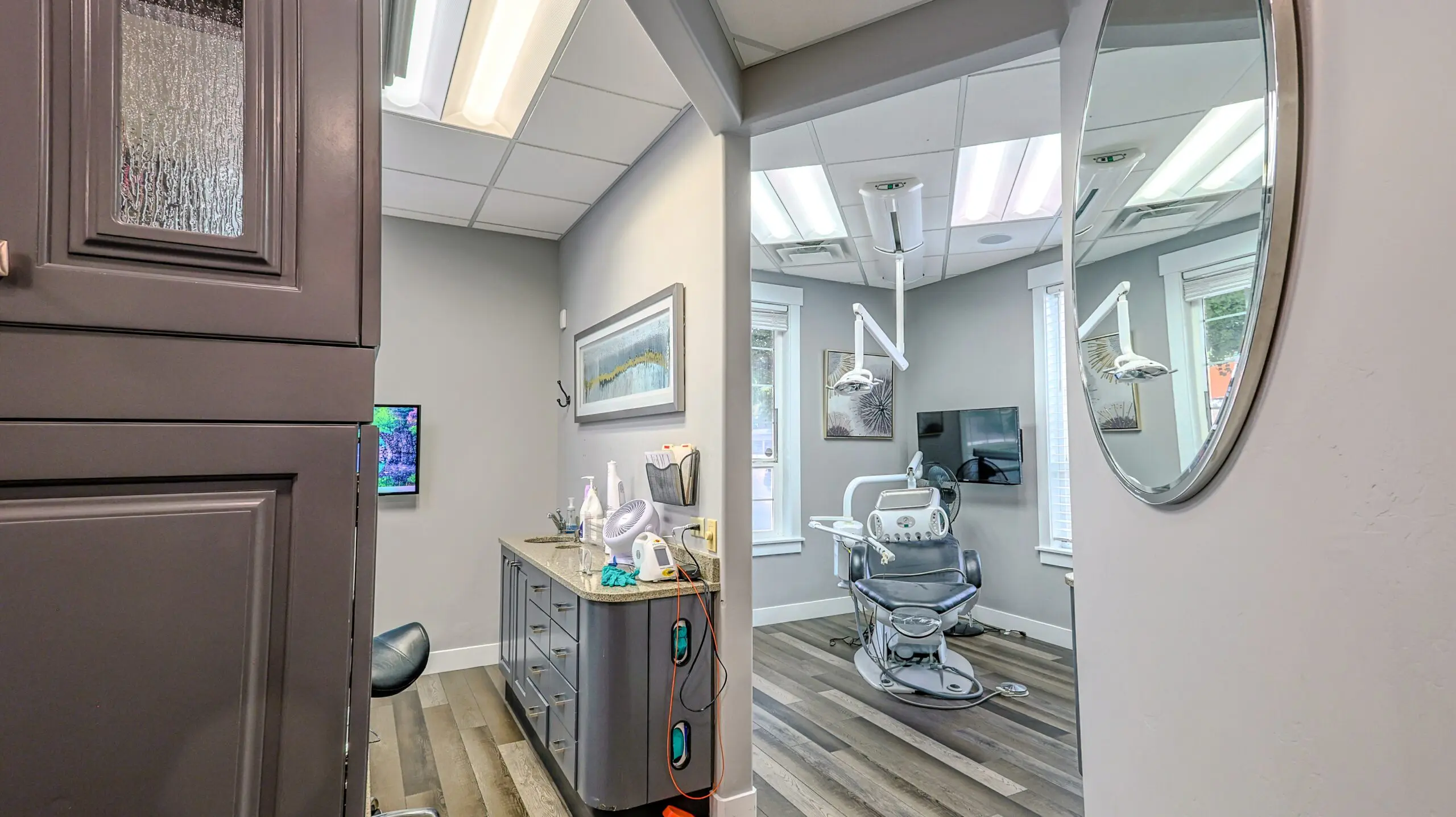 Dental exam room with chair and equipment